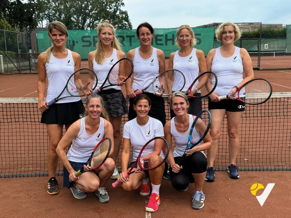 Unsere Damen 40 mit Madeleine Kemper, Christine Schmitt, Sandra Dechering, Kerstin Lorenz, Karin Gescher (Reihe oben von links nach rechts)
Claudia Flues, Christine Ameling und Daniela Schwering (untere Reihe von links nach rechts)