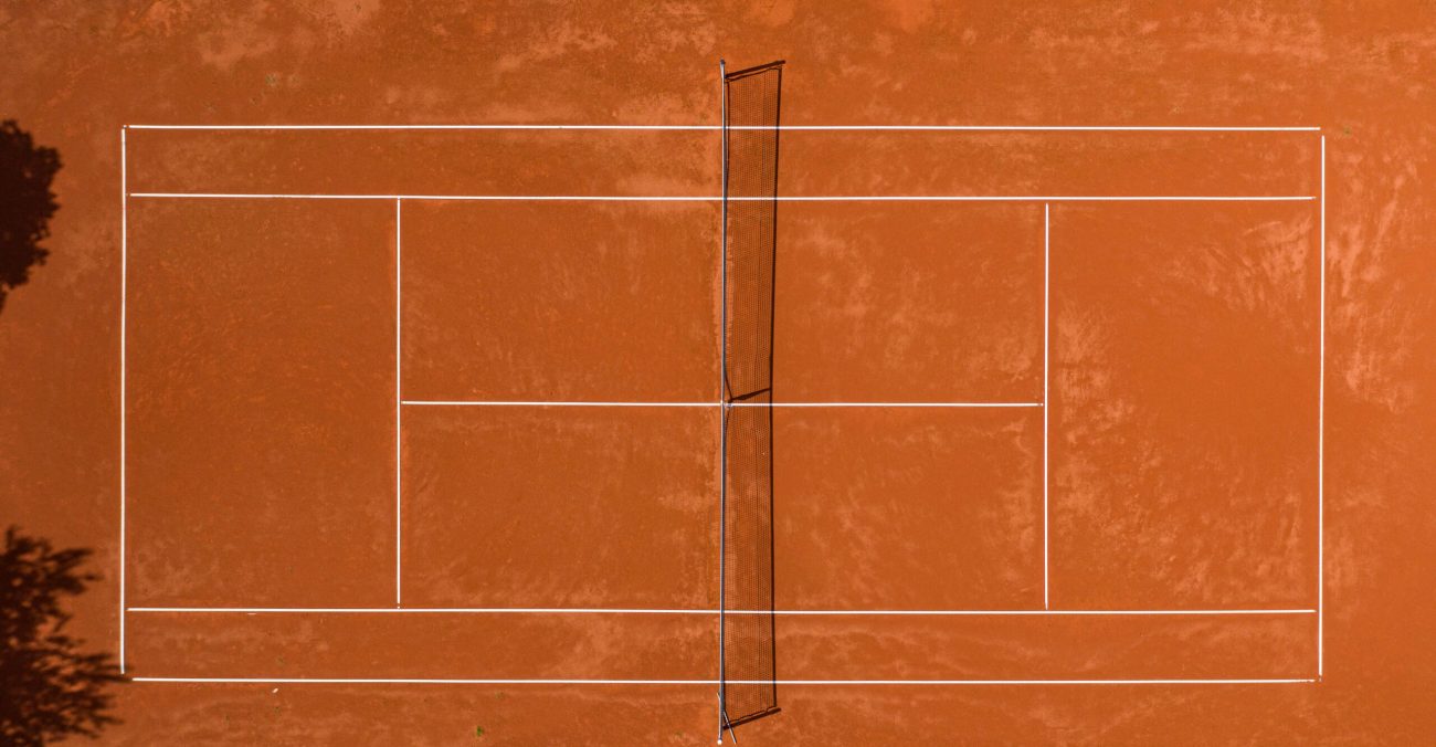 Blick von oben auf einen Tennisplatz